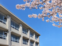 卒業祝いのプチギフト特集｜小学生・中学生・高校生・大学生別の相場とおすすめプレゼント