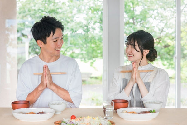 夫婦箸をプレゼントする意味とは？結婚祝いに喜ばれる理由や縁起・タブーを解説