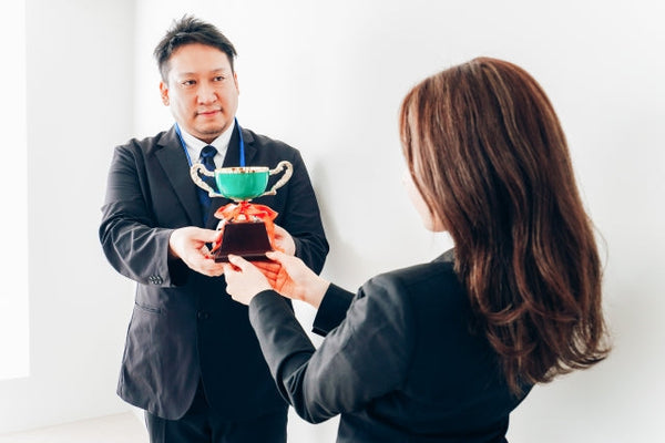 永年勤続表彰の記念品おすすめ10選｜社員に喜ばれる贈り物を解説